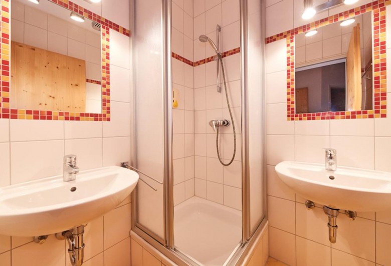 Appartement Dachsteinblick - Badezimmer mit Dusche und 2 Waschbecken