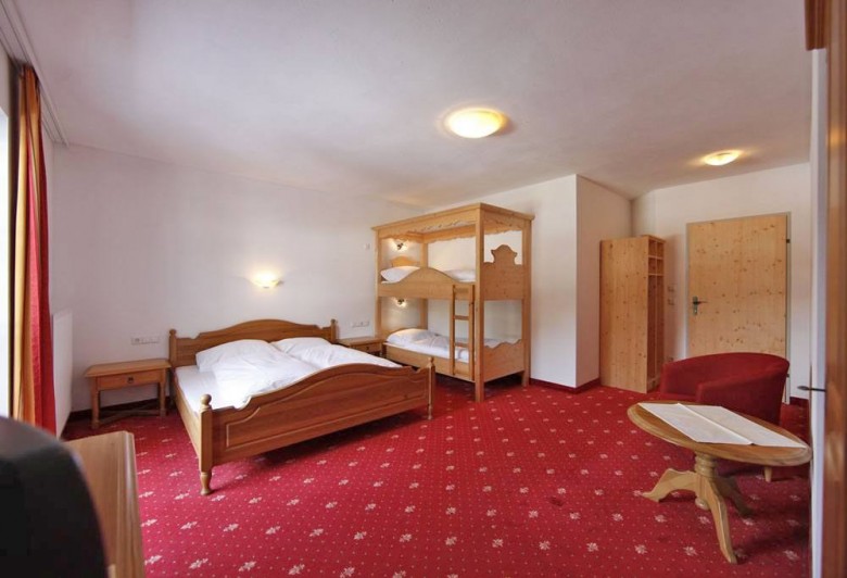 Appartement Dachsteinblick - Schlafzimmer mit Doppelbett, Hochbett, TV, Bad, WC und Balkon