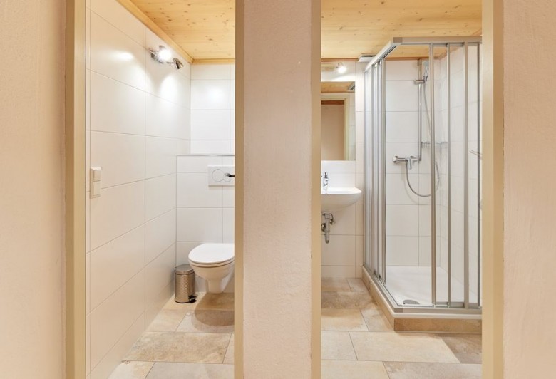 Modernes Bad mit separatem WC